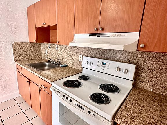 5th image of 2731 NW 27th St #D