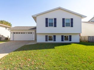 2824 Rutherford Dr, Bloomington, IL 61705