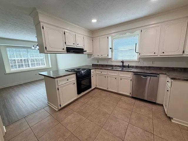 3 bed, 1400 sqft, $2,200 — Photo 3