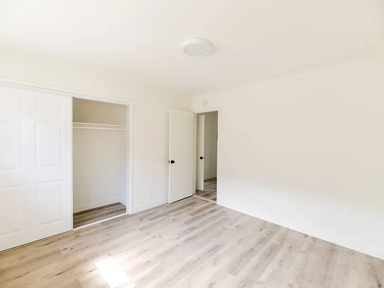 239/241 Avenida Pelayo — Photo 15