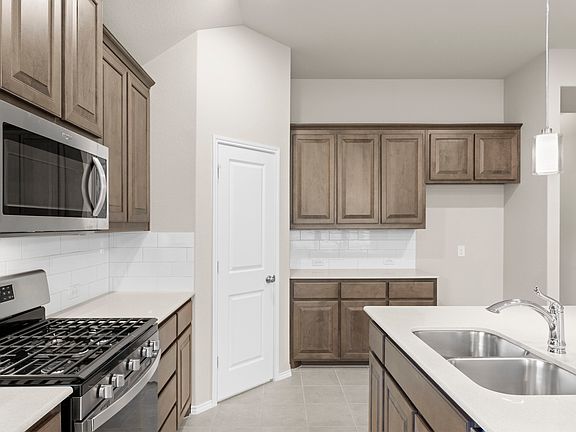 5th image of 916 Eloise Ln