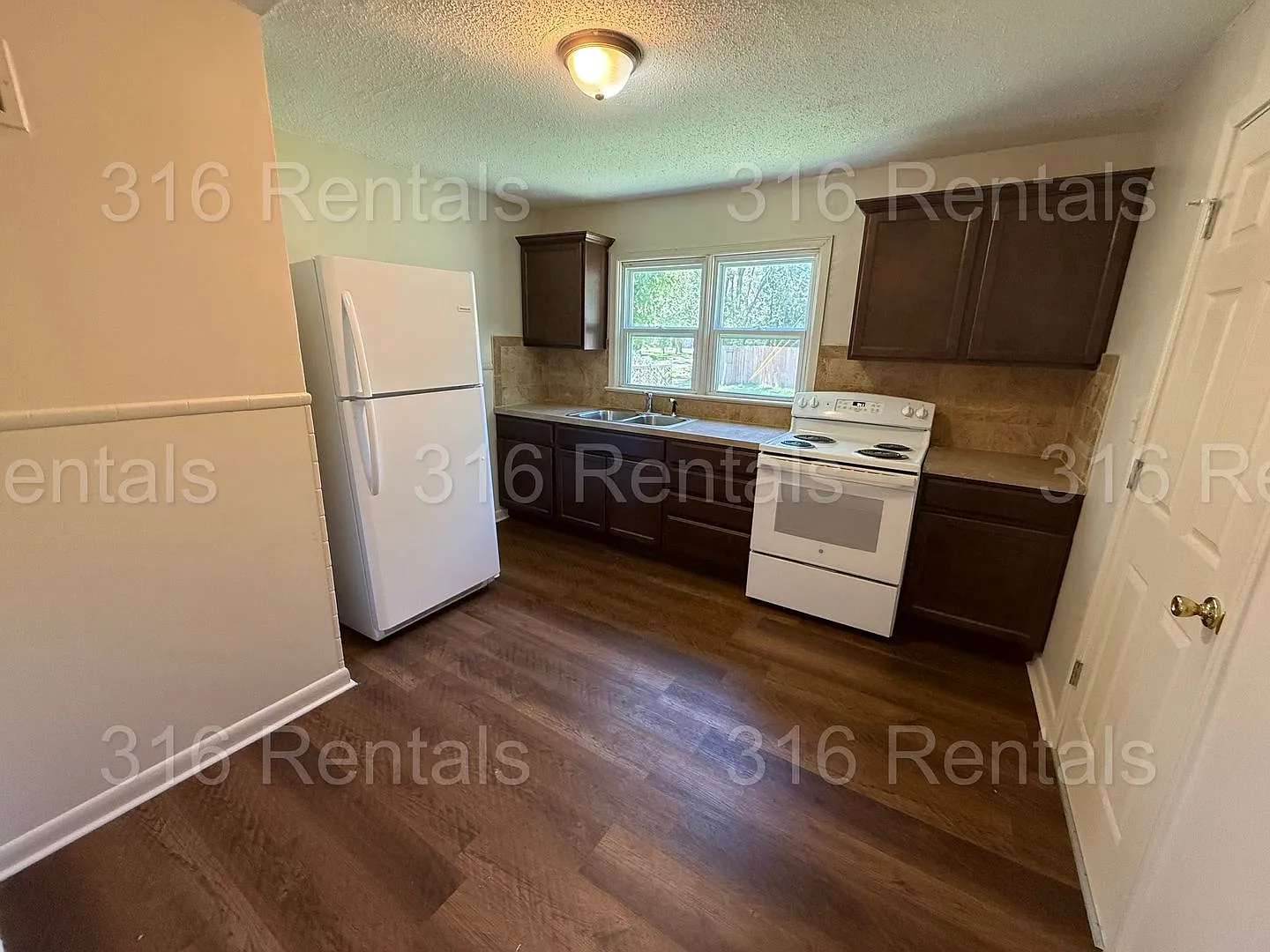 $1100 - 2 bed 1 bath - Single Family Home — Photo 3