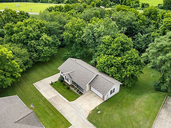 2nd image of 808 Parkview Dr