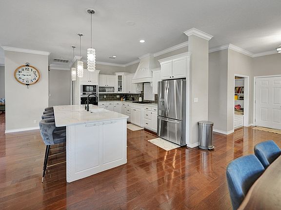 4th image of 5 Muirfield Dr