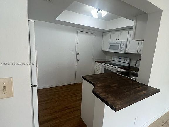 3rd image of 1460 NE 169th St APT 115