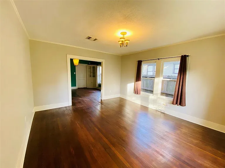 2223 Oxford St — Photo 2