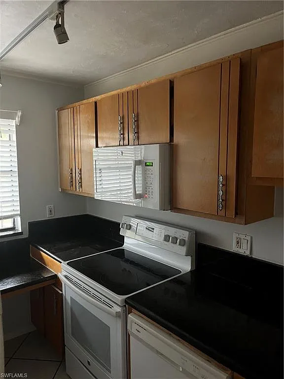 2 bed, 2.0 bath, 950 sqft, $1,700 — Photo 1