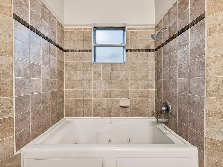 7422 Cortes Dr — Photo 32