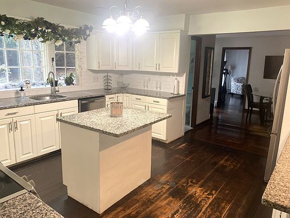 5th image of 28 Paumonek Dr