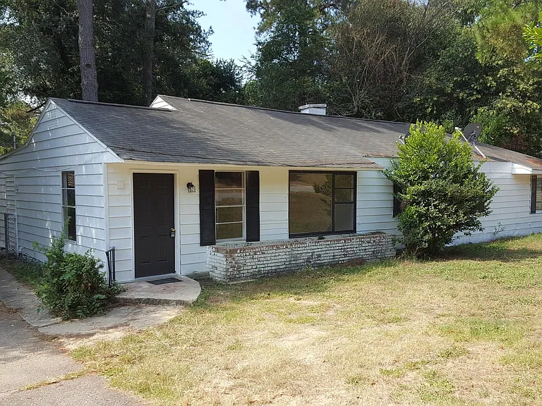 723 Sommer St NE — Photo 1