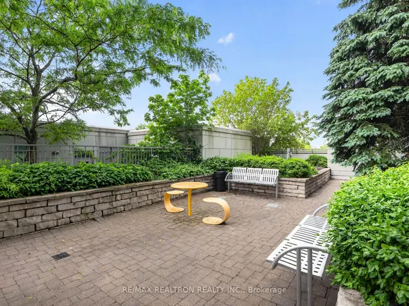 25 Greenview Ave #317, Toronto, ON M2M 0A5