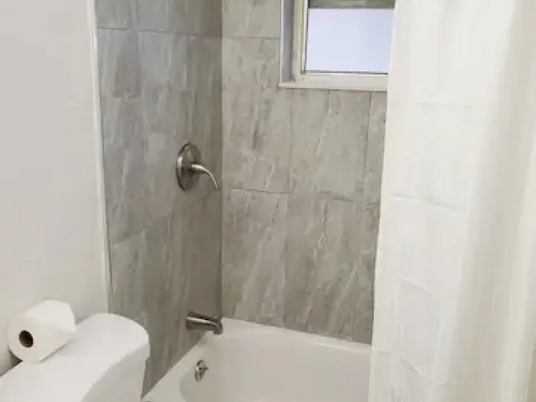 210 SE 6th St #2 — Photo 6