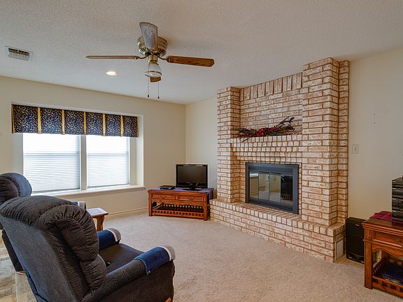 3rd image of 930 Earl Dr