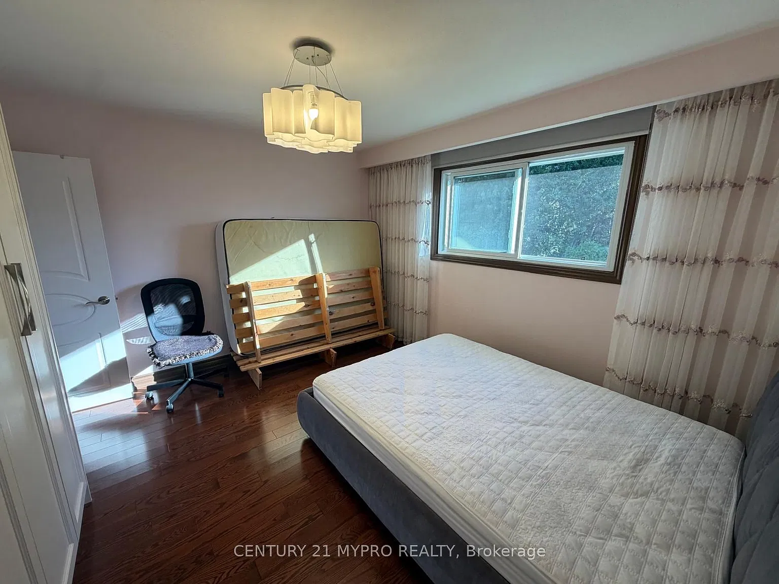 141 Henderson Ave — Photo 2