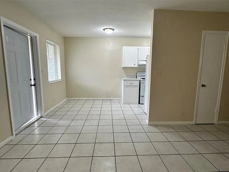 717 SE 16th St #2 — Photo 4