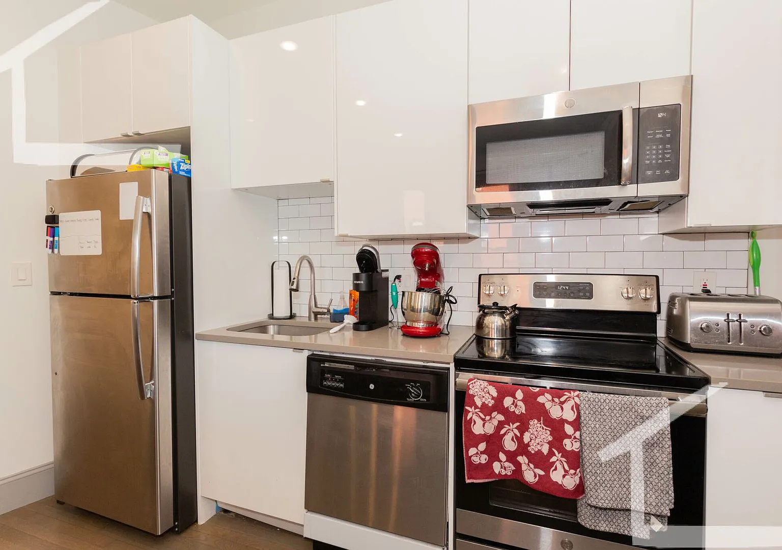 Nicely renovated 3 bed unit next to Berklee! — Photo 1