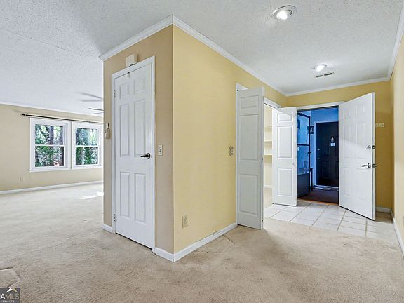 5th image of 230 Stornoway Dr Unit 4