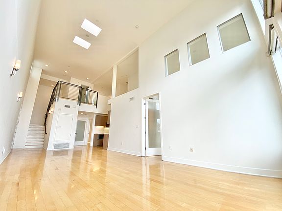 3rd image of 12837 Moorpark St Unit 303