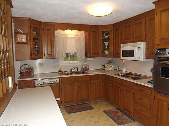 5th image of 876 Oak St