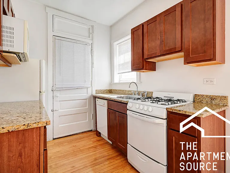 4402 N Rockwell St #3 — Photo 3