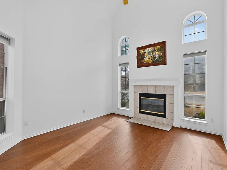 636 N Allen Rd — Photo 3