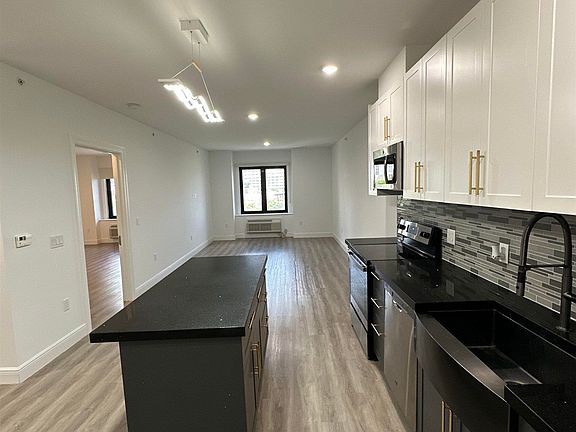 5th image of 211 Baldwin Ave #205