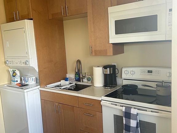 Brand new kitchen unit with washer/dryer.