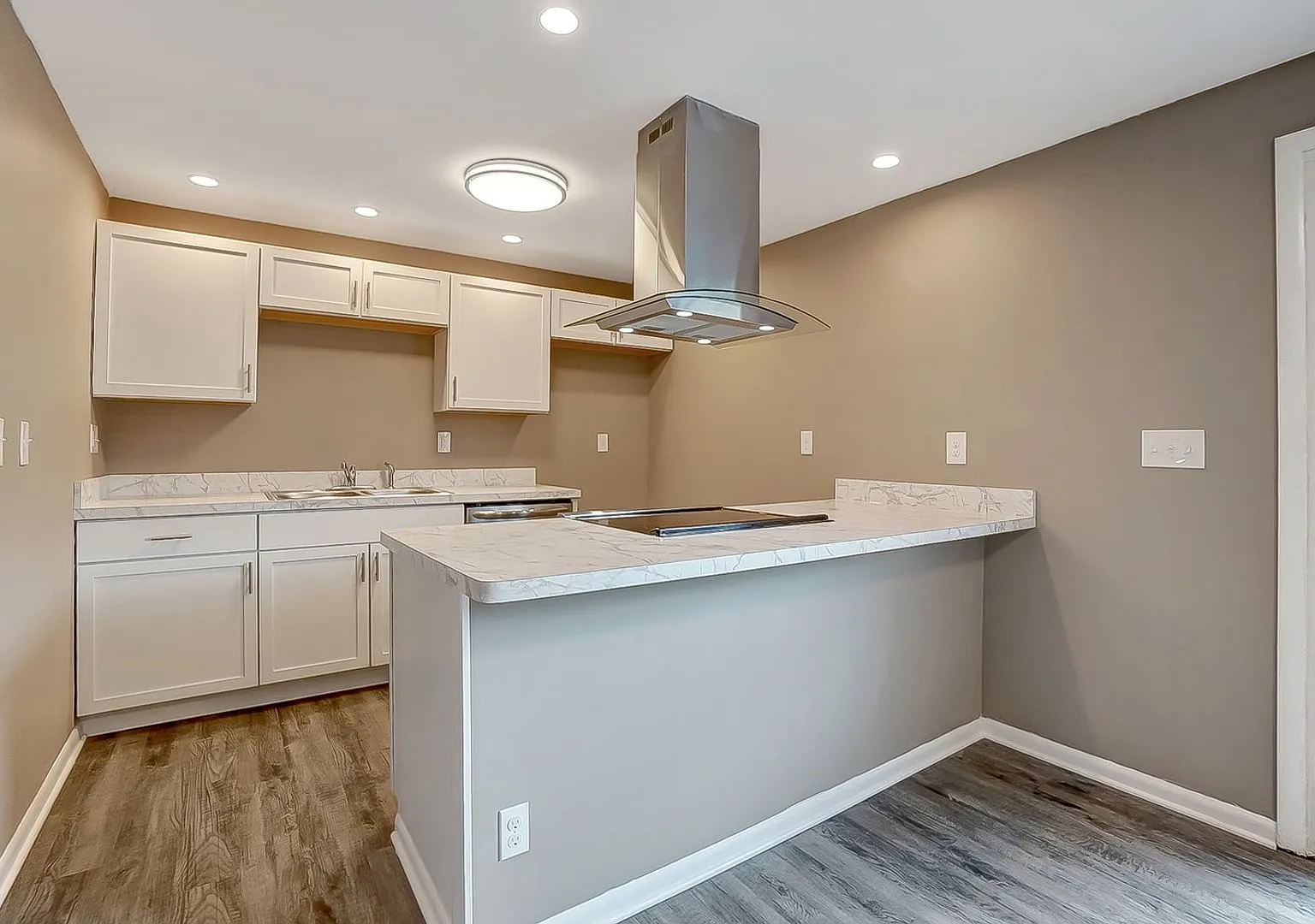 Beautifully remodeled Condo with Covered Parking! — Photo 3