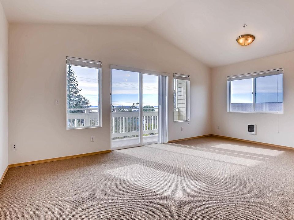 Living room, top floor corner unit with vaulted ceiling