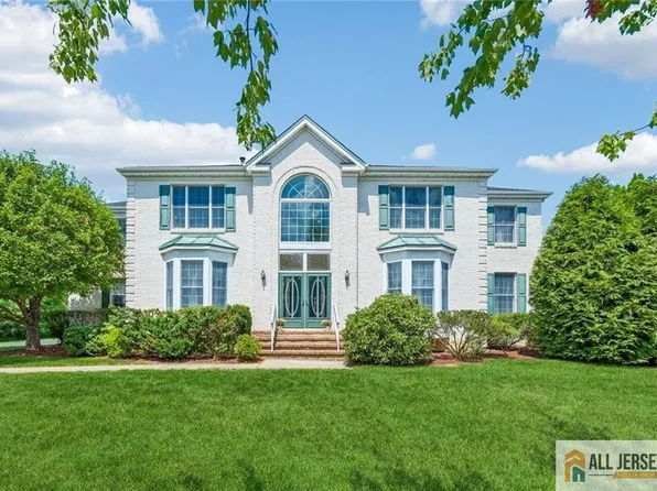 2 Chamberlin Ct, Cranbury, NJ 08512
