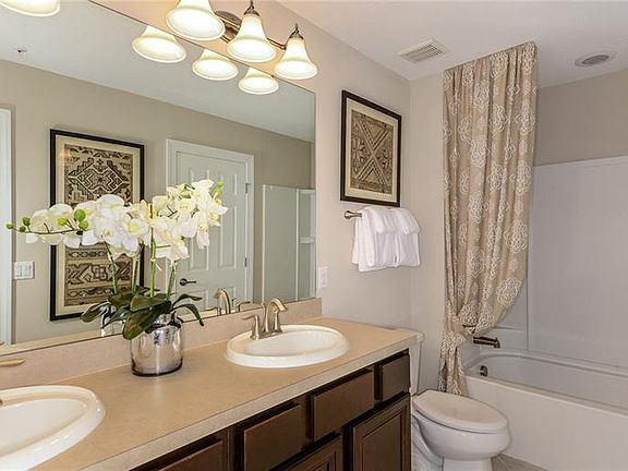4th image of 1068 Pavia Dr