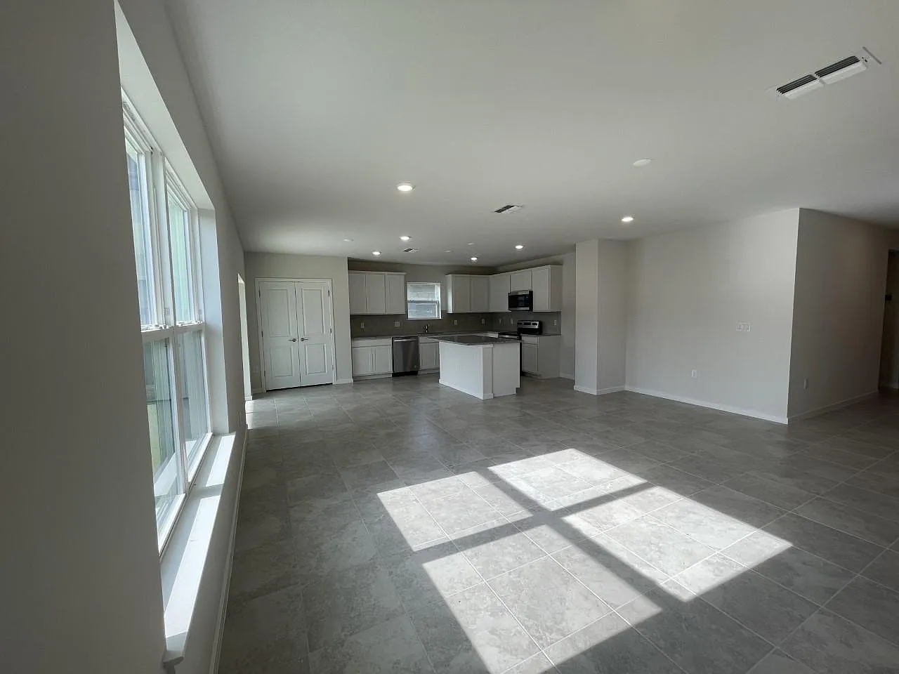 4 bed, 2207 sqft, $2,680 — Photo 2