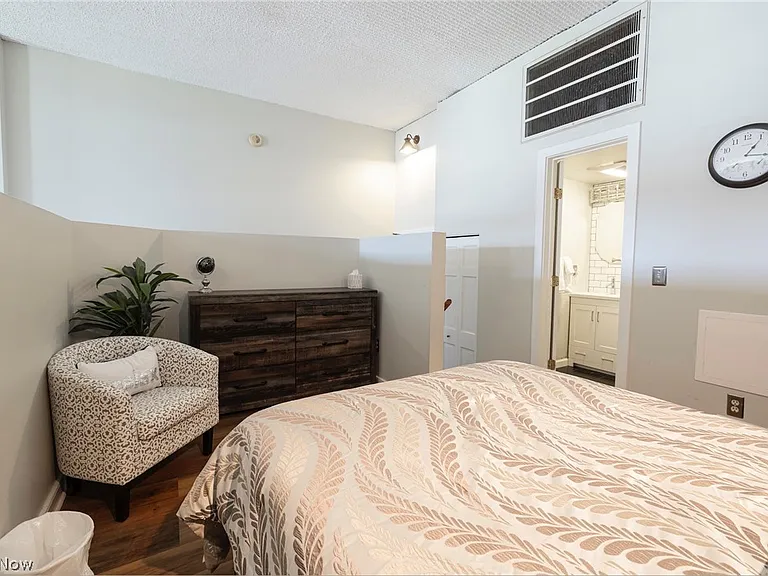 408 W Saint Clair Ave #607 — Photo 15