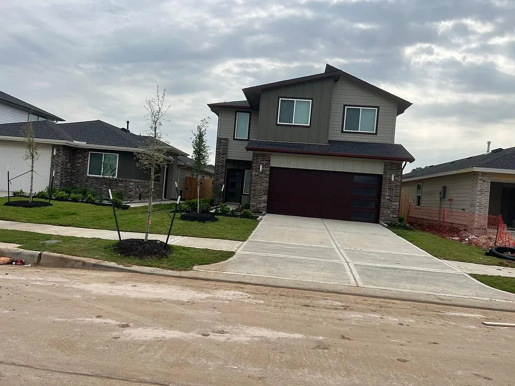 4 bed, 2.5 bath, 2393 sqft, $2,700 — Photo 2