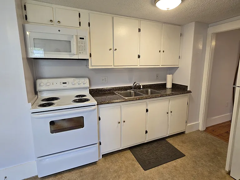 257 Roxbury St #3 — Photo 1