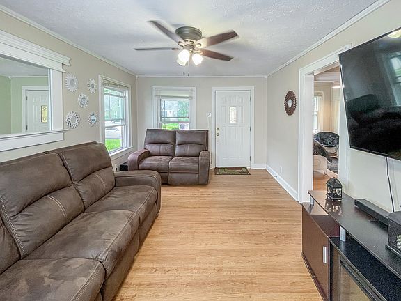 3rd image of 4625 Primrose Ave