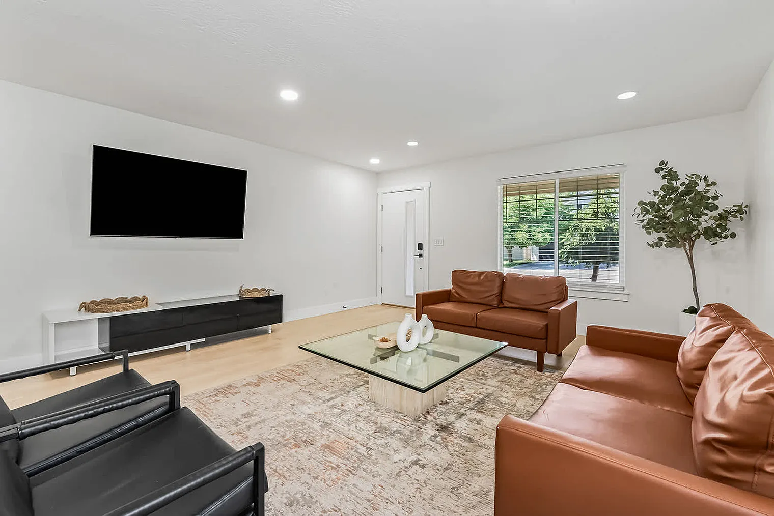 5 bed, 2.0 bath, 3993 sqft, $9,782 — Photo 4