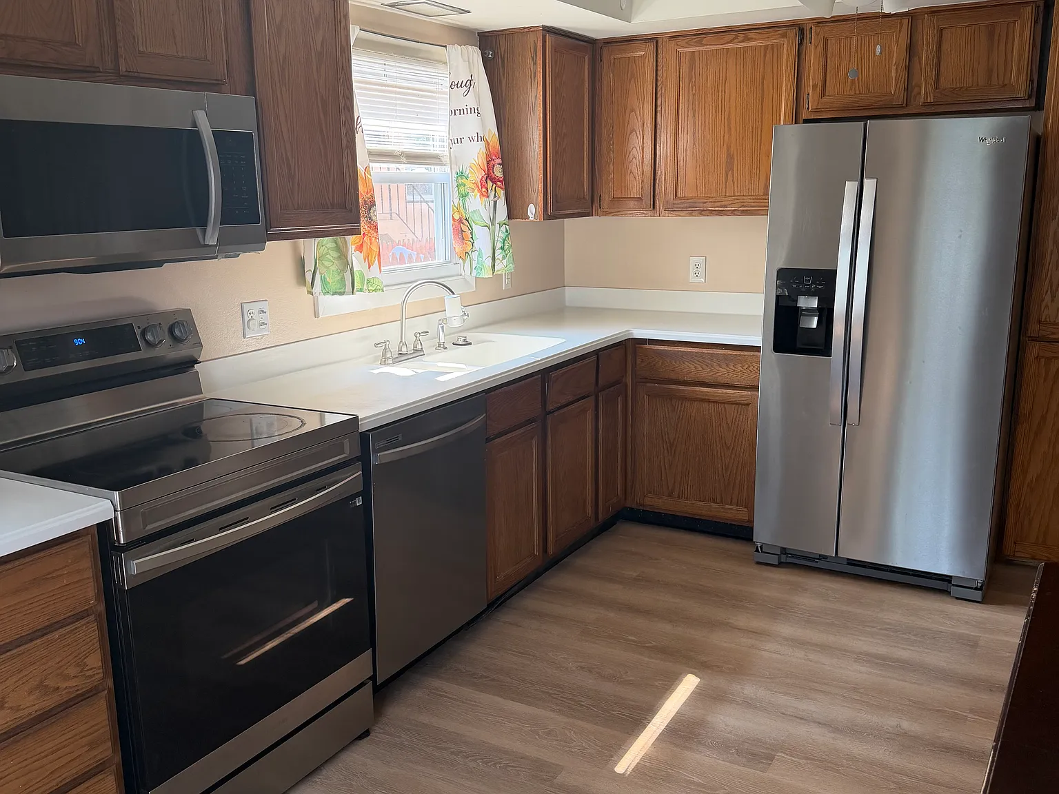 3 bed, 1.5 bath, 1100 sqft, $2,400 — Photo 2