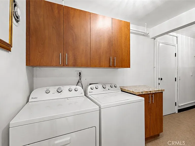 290 La Brea St — Photo 13