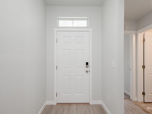 3rd image of 332 N Madrone Ave