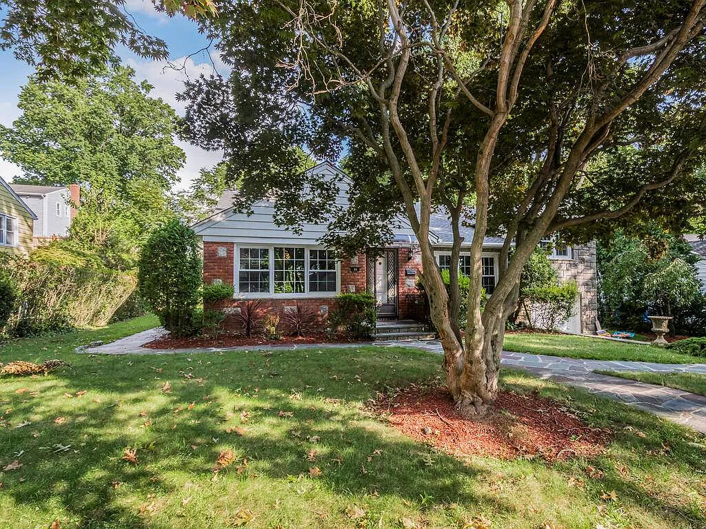 4 bed, 2.5 bath, 1689 sqft, $5,700 — Photo 2