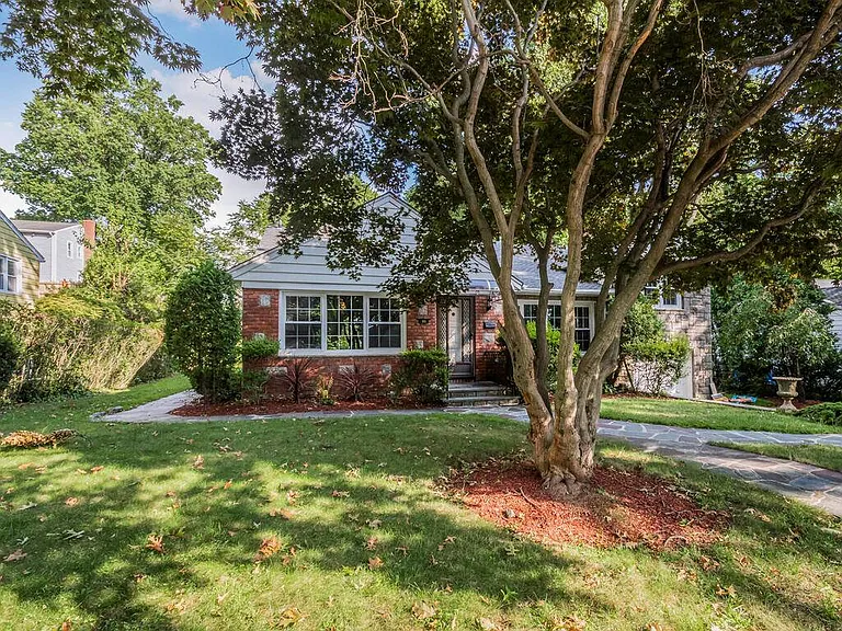 90 Patton Dr — Photo 2