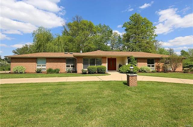 1st image of 22 W Ladue Estates Dr
