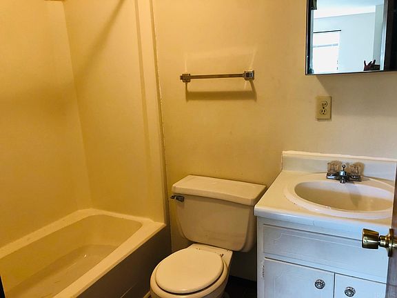 2nd image of 602-604 606th St #Townhouse