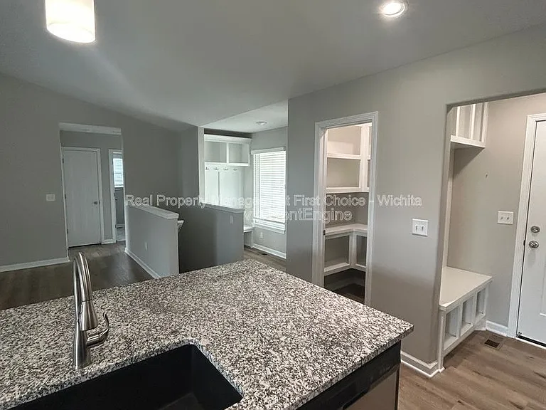 902 E Bellows St — Photo 12