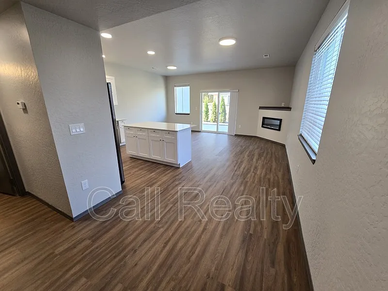 3 bed, 2.5 bath, 1500 sqft, $2,150 — Photo 3