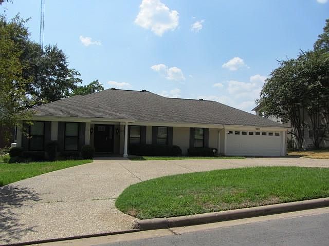 1st image of 810 Broadmoor Dr