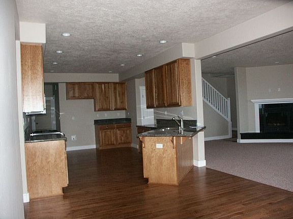 Cherry cabinets, gas fireplace