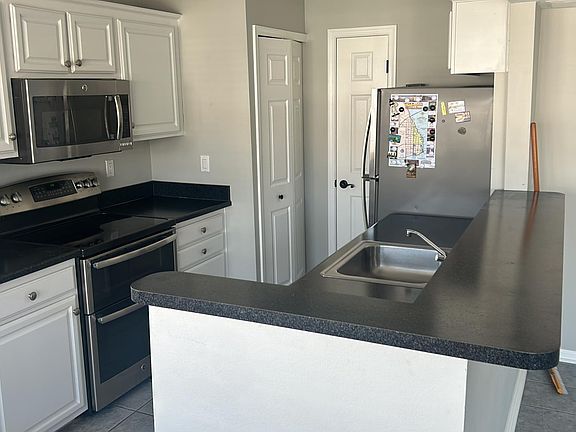 NICE KITCHEN AND HIGH BAR, WASH/DRYER IN UNIT