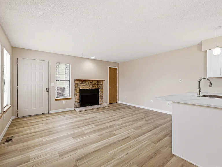 982 S Dearborn Way #5 — Photo 3
